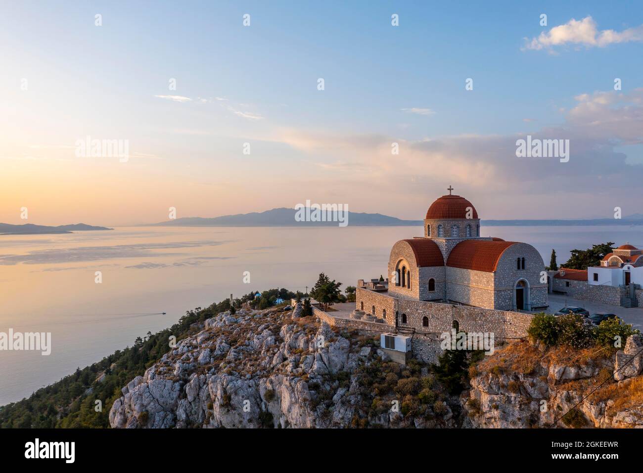 Lever du soleil, Monastère orthodoxe grec Saint Savvas, arrière-mer, Kalymnos, Dodécanèse, Grèce Banque D'Images