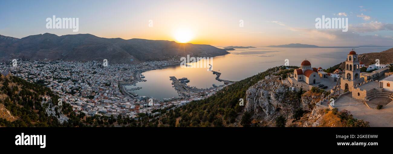 Lever du soleil, monastère grec orthodoxe Saint Savvas, vue sur la ville de Kalymnos, port et mer, Kalymnos, Dodécanèse, Grèce Banque D'Images