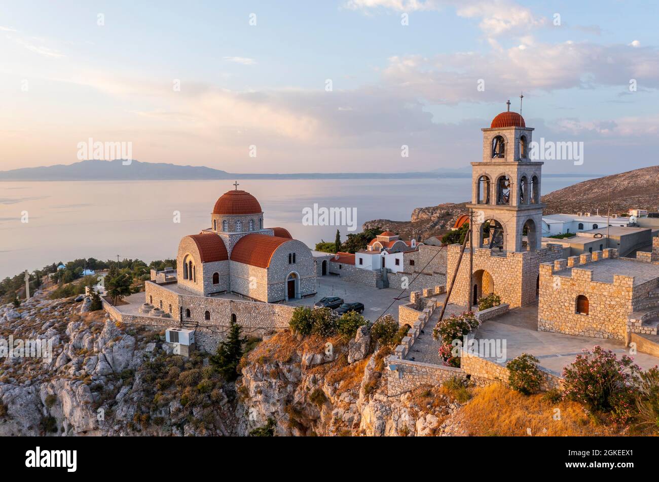 Lever du soleil, Monastère orthodoxe grec Saint Savvas, arrière-mer, Kalymnos, Dodécanèse, Grèce Banque D'Images