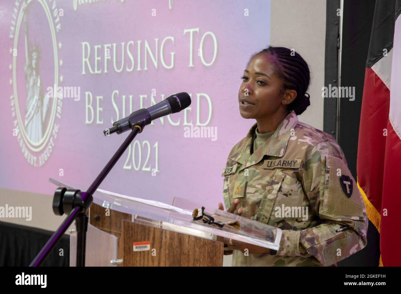 Jessica Jackson, la directrice des affaires publiques de la Task Force Spartan, récemment promue de l'armée américaine, parle de surmonter l'adversité et de rendre ses proches fiers lors d'une cérémonie de promotion au Camp Arifjan, au Koweït, le 30 mars 2021. Banque D'Images