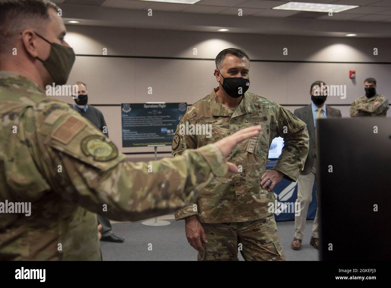 Sergent d'état-major de la Force aérienne des États-Unis Matthew Reinitz, instructeur du port aérien du 423e Escadron d'entraînement de la mobilité, explique comment les porteurs aériens utilisent des simulateurs pour les inspections au général de la Force aérienne américaine Eric Hill, commandant adjoint du Commandement des opérations spéciales de la Force aérienne, lors de sa visite au quartier général du Centre expéditionnaire de la Force aérienne américaine, le 30 mars 2021, À la base commune McGuire-dix-Lakehurst, dans le New Jersey. Hill a visité le centre expéditionnaire de l'USAF pour obtenir un aperçu de la façon dont le centre contribue à la mission de la Force aérienne. Banque D'Images