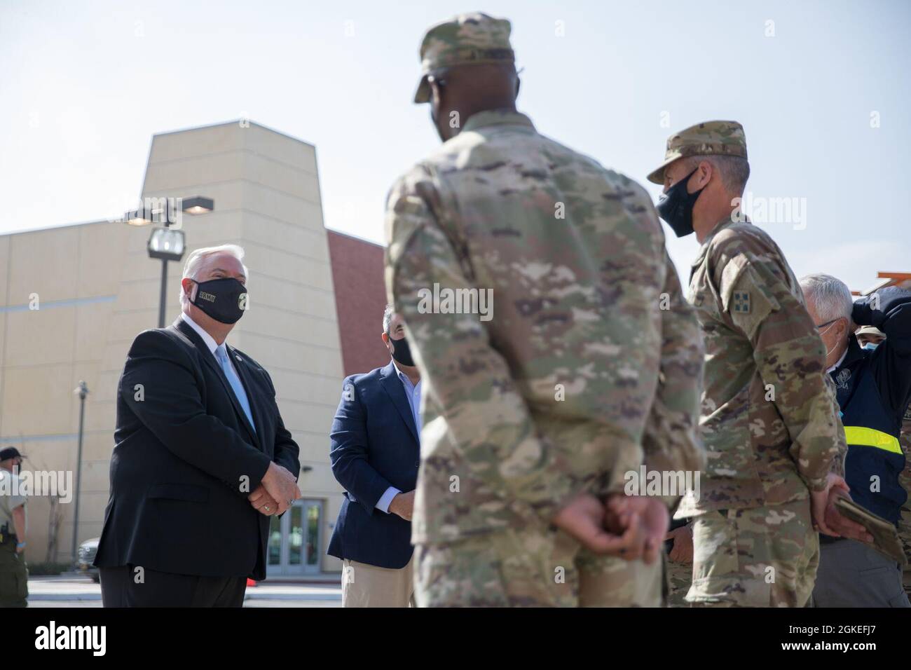 Mario Guerra, aide civile au secrétaire de l'armée, visite le centre de vaccination communautaire de Los Angeles, Université d'État de Californie, le 30 mars 2021. Guerra a observé les opérations quotidiennes de la Garde nationale de Californie et de la 4e Division d'infanterie au cours de sa visite. Le Commandement du Nord des États-Unis, par l'intermédiaire de l'Armée du Nord des États-Unis, demeure déterminé à fournir un soutien continu et souple du ministère de la Défense à l'Agence fédérale de gestion des urgences dans le cadre de la réponse pangouvernementale à la COVID-19. Banque D'Images