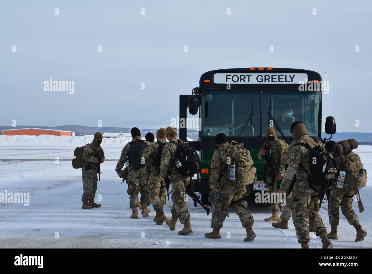 Les soldats de la 33ème compagnie de police militaire de la Garde nationale de l'armée de Californie arrivent à l'aéroport international de Fairbanks en Alaska, en mars 30. Ces soldats s'intégreront à la Compagnie de sécurité Interceptor, basée au sol militaire, du 49e Bataillon de défense antimissiles de la Garde nationale de l'Alaska, à fort Greely, pour protéger et défendre le complexe de défense antimissiles en expansion. Banque D'Images