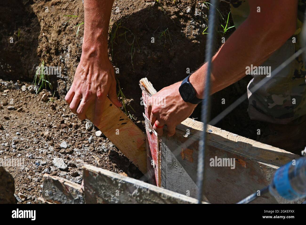 Sergent de l'armée américaine 1re classe Justin Lindquist, 561st Engineering Construction Company, 84th Engineering Battalion, 130th Engineer Brigade sergeant de peloton, utilise du contreplaqué pour créer des coffrages de poutres de cravate à Atimonan, Quezon, Ph., 30 mars 2021. Les activités d'aide humanitaire et civique menées au cours du Balikatan fournissent un soutien direct aux communautés locales, tout en permettant à nos forces de se connaître à un niveau personnel. Banque D'Images