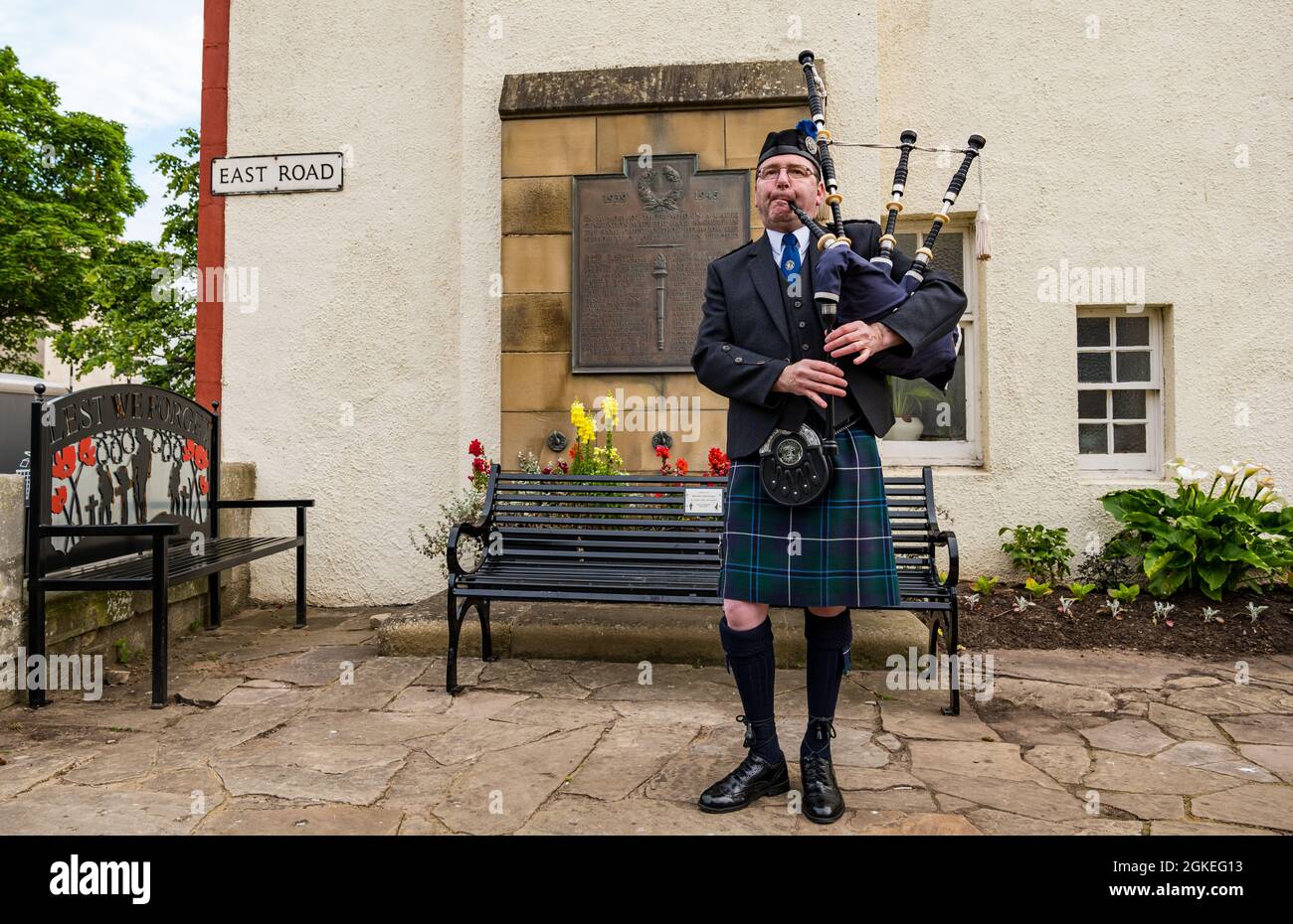 Un joueur de cornemuse joue des cornemuses au mémorial de la guerre commémore le jour de la St Valery où des soldats écossais ont été capturés au cours de la Seconde Guerre mondiale, à North Berwick, en Écosse, au Royaume-Uni Banque D'Images