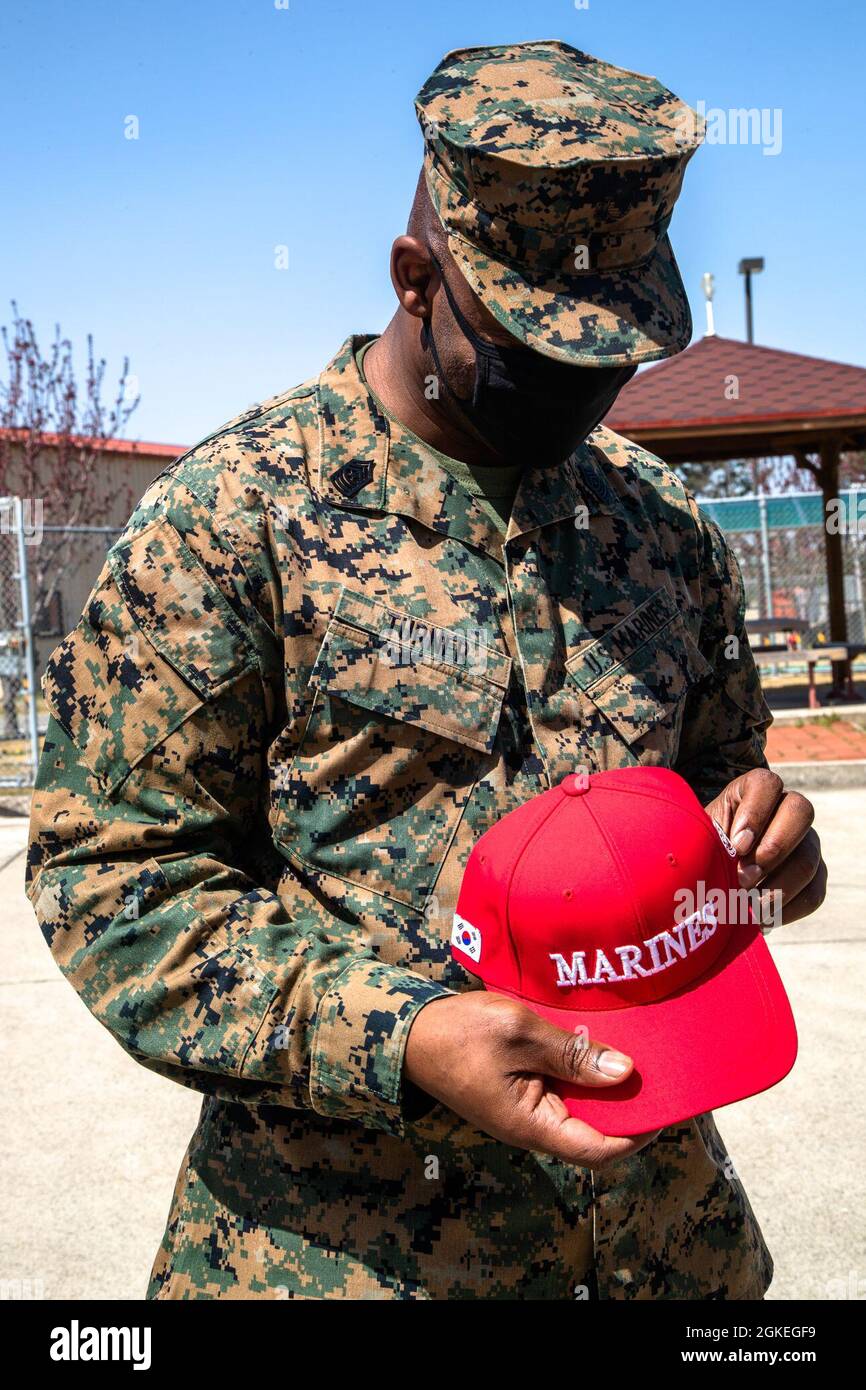 Sergent du corps des Marines des États-Unis Le major Wesley O. Turner II,  le sergent-major Camp Mujuk, détient une casquette de baseball du corps des  Marines de la République de Corée (ROKMC)