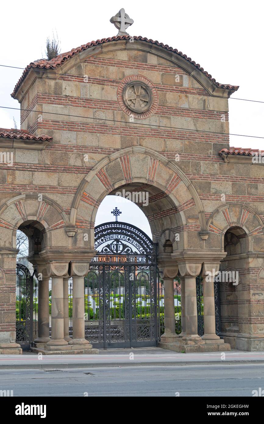 Belgrade, Serbie - 12 avril 2021 : porte d'entrée du cimetière militaire français de la Seconde Guerre mondiale à Belgrade, Serbie. Banque D'Images