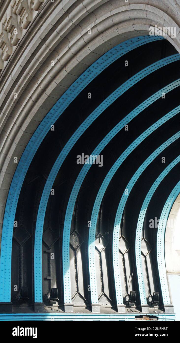 Par l'immense pont voûtes parallèles colorées, London Tower Bridge, Londres, Angleterre, Royaume-Uni Banque D'Images