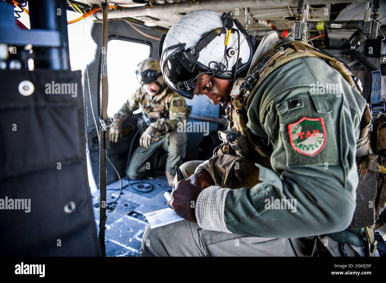 210331-N-FC670-007 FALLON, Nevada (Mar. 31, 2021) Joshua Harrison, de 2e classe de l'Aircrewman (hélicoptère) de la marine, affecté à l'escadron 4 des « Chevaliers noirs » de l'hélicoptère Sea combat (HSC), calcule le « mantra de puissance », le poids maximal de l'avion pour flotter au-dessus de l'effet de sol (HOGE), par rapport à ce que l'avion pèse, Basé sur l'altitude et la température pendant un cours de formation en haute altitude organisé par le NAWDC (Naval Aviation Warfighting Development Centre). Air Wing Fallon fait partie du cycle d'entraînement de pré-déploiement des ailes d'air porteuses de la Marine. HSC-4, avec VFA-2, VFA-192, VFA-113, VFA-147, VAQ-136, Banque D'Images