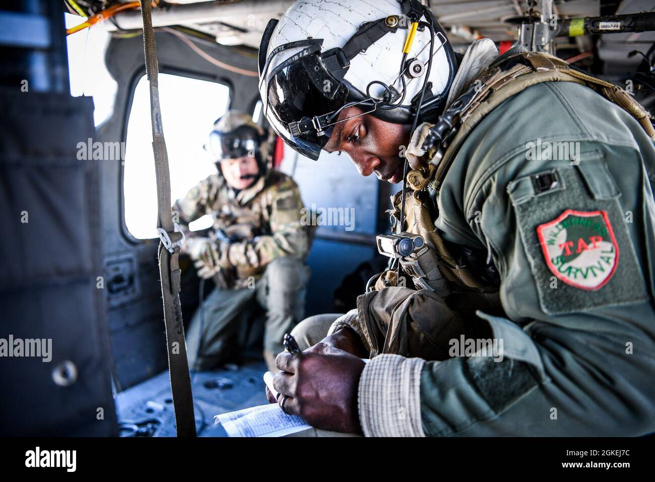 210331-N-FC670-027 FALLON, Nevada (Mar. 31, 2021) Joshua Harrison, de 2e classe de l'Aircrewman (hélicoptère) de la marine, affecté à l'escadron 4 des « Chevaliers noirs » de l'hélicoptère Sea combat (HSC), calcule le « mantra de puissance », le poids maximal de l'avion pour flotter au-dessus de l'effet de sol (HOGE), par rapport à ce que l'avion pèse, Basé sur l'altitude et la température pendant un cours de formation en haute altitude organisé par le NAWDC (Naval Aviation Warfighting Development Centre). Air Wing Fallon fait partie du cycle d'entraînement de pré-déploiement des ailes d'air porteuses de la Marine. HSC-4, avec VFA-2, VFA-192, VFA-113, VFA-147, VAQ-136, Banque D'Images