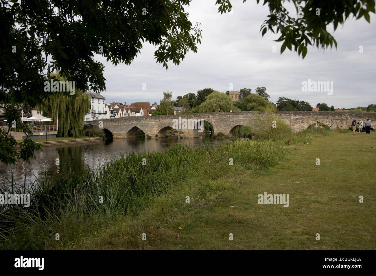 Pont de la rivière de niveau 1 avec huit arches au-dessus de la rivière Avon à Bidford sur Avon construit pour la première fois au XVe siècle. En 1644, les partisans de Charles I ont démoli le Banque D'Images