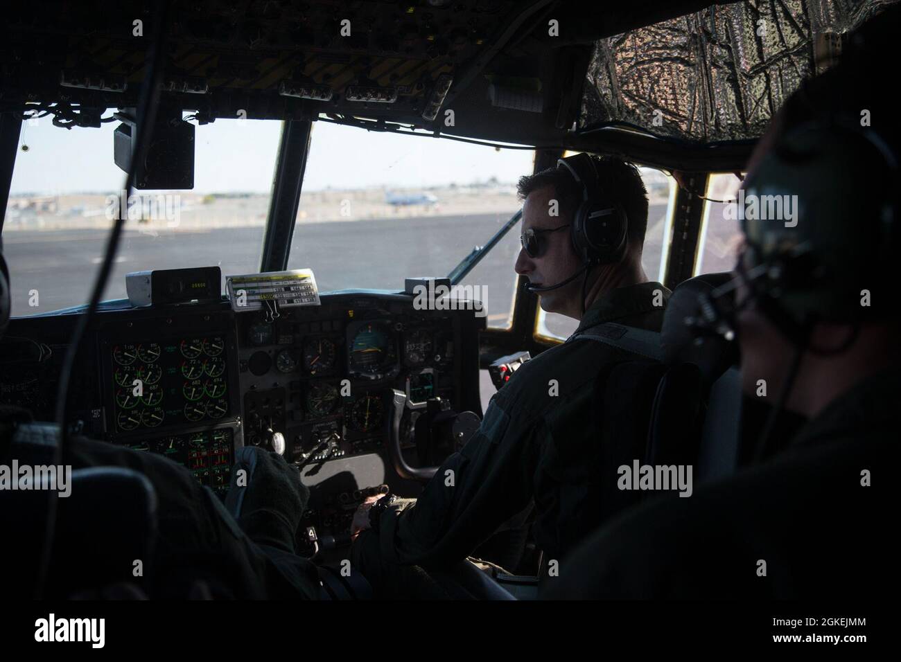 Le major Gary Windt, commandant d'aéronef KC-130, affecté à l'escadron de transport 452 de Marine Aerial Refueler, Groupe d'aéronefs maritimes 49, 4e Escadre d'aéronefs marins, exploite un aéronef KC-130T, au cours d'un exercice de levage lourd, marquant ce vol comme sa tâche finale avant d'être transféré à la Marine américaine, Pendant le cours d'instructeur d'armes et de tactiques (WTI) 2-21, près de Yuma, en Arizona, 31 mars 2021. Le cours WTI est un événement de formation de sept semaines organisé par l'escadron des armes et tactiques de l'aviation maritime un, offrant une formation tactique avancée normalisée et la certification de l'instruction de l'unité Banque D'Images