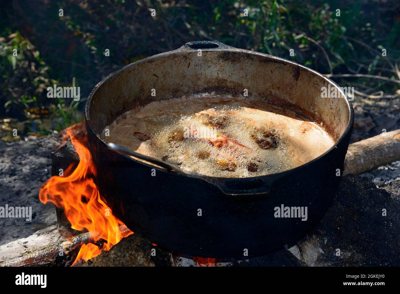 La viande est frite sur le côté de la route, boucher, El Toro, Caraïbes, Amérique, République dominicaine Banque D'Images