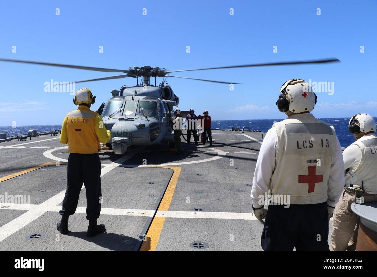 210331-N-N3764-0103 MER DES CARAÏBES - (le 31 mars 2021) – des membres d'équipage affectés à l'Escadron de combat de la mer (HSC) 22, au détachement 8, et du personnel de plate-forme de vol affecté au navire de combat littoral de la variante Freedom USS Wichita (LCS 13), participent aux opérations de vol à bord du navire, le 31 mars 2021. Wichita est déployée dans la zone d’opérations de la 4e flotte des États-Unis pour appuyer la mission de la Force opérationnelle interagences conjointe Sud, qui comprend la lutte contre le trafic illicite de drogues dans les Caraïbes et le Pacifique oriental. Banque D'Images