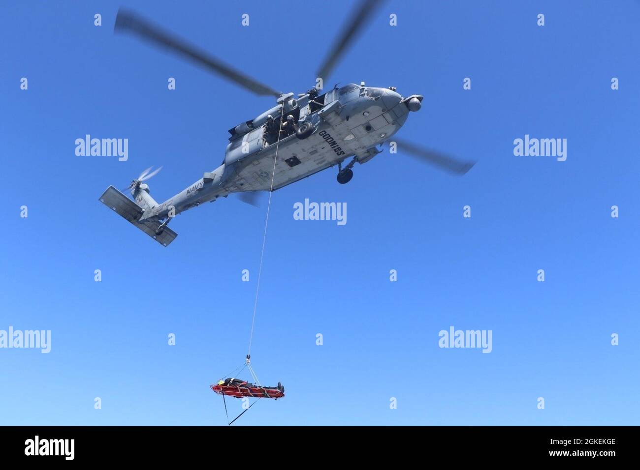 210331-N-N3764-0101 MER DES CARAÏBES - (le 31 mars 2021) – des membres d'équipage affectés à l'Escadron de combat de la mer (HSC) 22, au détachement 8, et du personnel de plate-forme de vol affecté au navire de combat littoral de la variante Freedom USS Wichita (LCS 13), effectuent une formation de palan avec un mannequin à bord du navire, le 31 mars 2021. Wichita est déployée dans la zone d’opérations de la 4e flotte des États-Unis pour appuyer la mission de la Force opérationnelle interagences conjointe Sud, qui comprend la lutte contre le trafic illicite de drogues dans les Caraïbes et le Pacifique oriental. Banque D'Images