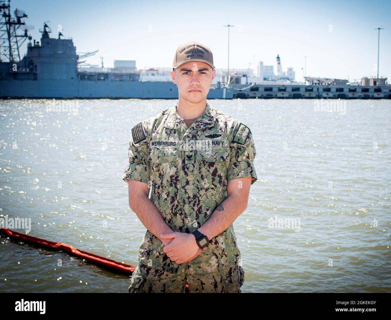 Sonar technicien (sous-marin) 3e classe Austin Weisenburg, affecté au sous-marin d’attaque rapide de classe Virginia USS John Warner (SSN 785), pose pour une photo au homeport de la base navale de Norfolk, le 31 mars 2021. Banque D'Images