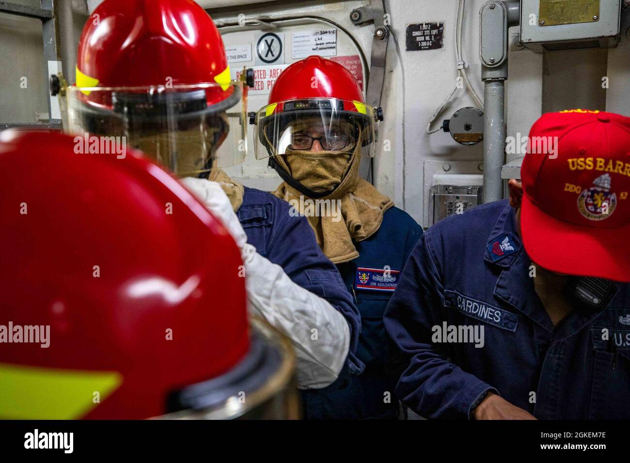 MER DES PHILIPPINES (mars 31, 2021) – des marins à bord du destroyer à missiles guidés USS Barry (DDG 52) de classe Arleigh-Burke effectuent des exercices de lutte contre les incendies pendant les opérations courantes en cours. Barry est affecté à la Force opérationnelle 71/escadrille de Destroyer (DESRON 15), la plus importante force de surface déployée par la Marine et la plus importante force de surface de la 7e flotte américaine. Banque D'Images