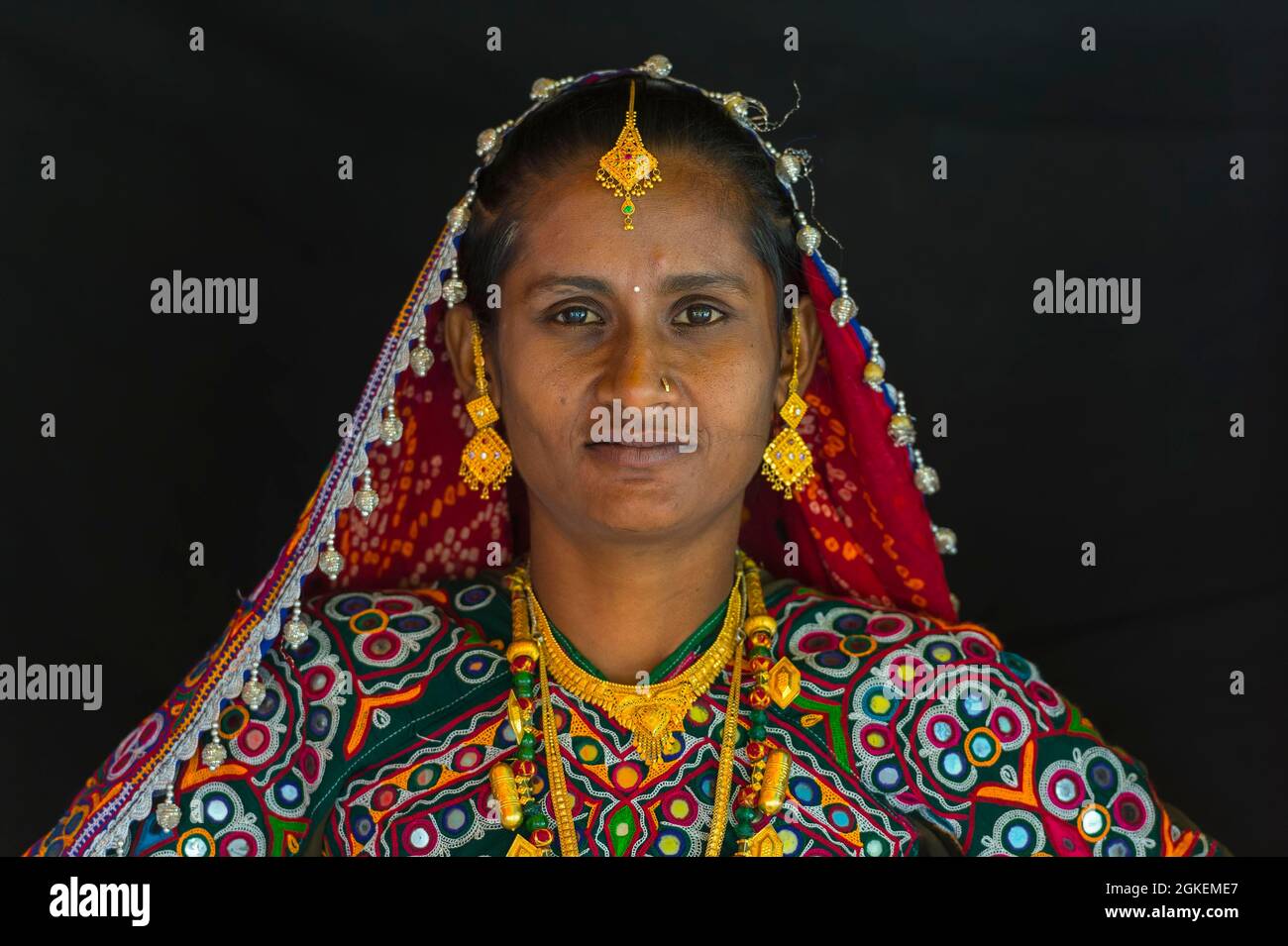 Ahir femme en tissu traditionnel coloré, Grand rang du désert de Kutch, Gujarat, Inde Banque D'Images