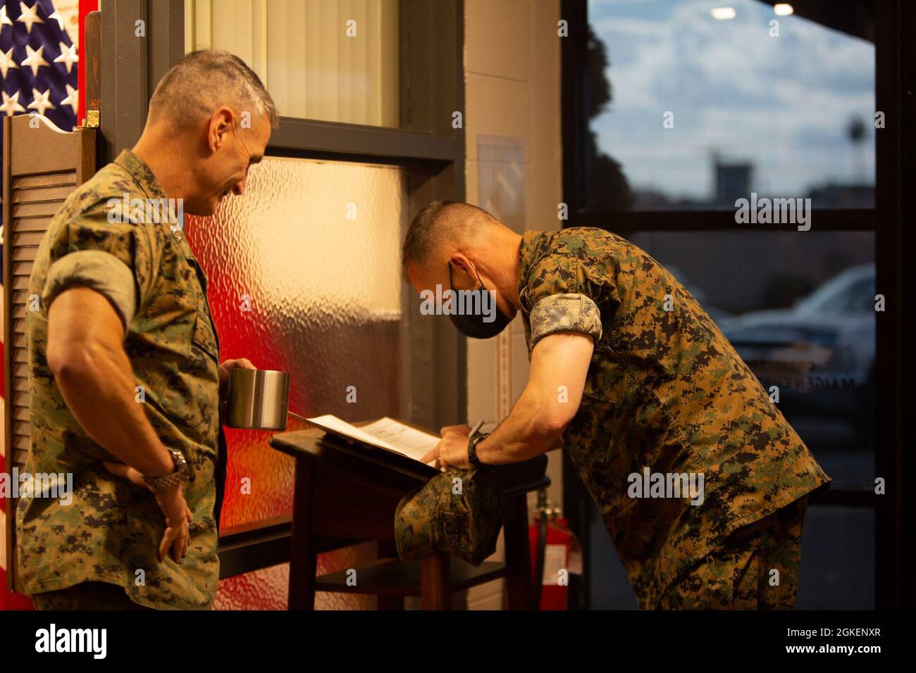 Le major général Matthew Glavy, commandant du Commandement Cyberspace des Forces maritimes des États-Unis, visite la 3e Escadre des avions marins de la Marine corps Aircraft Station Miramar, le 1er avril 2021. Glavy s'est rendu pour discuter des capacités liées au F-35 afin de maintenir une domination de tous les domaines selon la Force Design 2030 avec le général Christopher J. Mahoney, commandant général de la 3e Escadre d'avions marins. Force Design 2030 est basé sur un horizon de dix ans, fondé sur la menace, qui conçoit une force pour la guerre expéditionnaire navale dans des espaces activement disputés. Banque D'Images