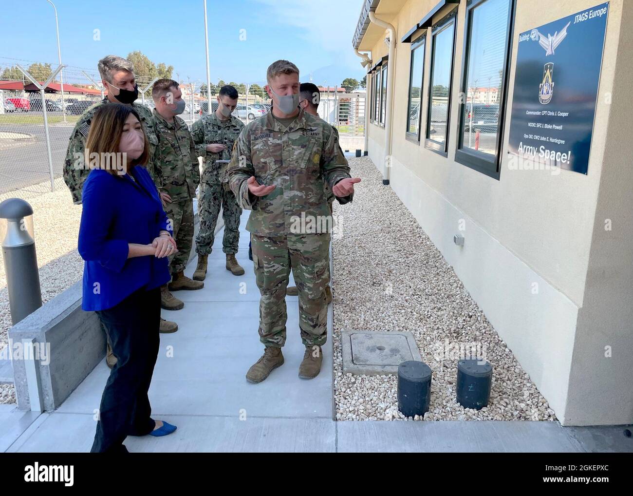 210401-N-TY130-1011 STATION NAVALE AÉRIENNE DE SIGONELLA, ITALIE (AVRIL 1, 2021) Mme Juliet Beyler, directrice exécutive, Forces navales américaines Europe et Afrique, à gauche, reçoit une visite et un aperçu de la mission de l'adjudant-chef de l'armée américaine 2 John Hardegree of joint Tactical Ground Station (JTAGS) Facility à bord de la Naval Air Station (NAS) Sigonella lors d'une visite sur le site d'installation, le 1er avril 2021. L’emplacement stratégique de NAS Sigonella permet aux forces américaines, alliées et des pays partenaires de se déployer et d’intervenir au besoin pour assurer la sécurité et la stabilité en Europe, en Afrique et au Commandement central. Banque D'Images