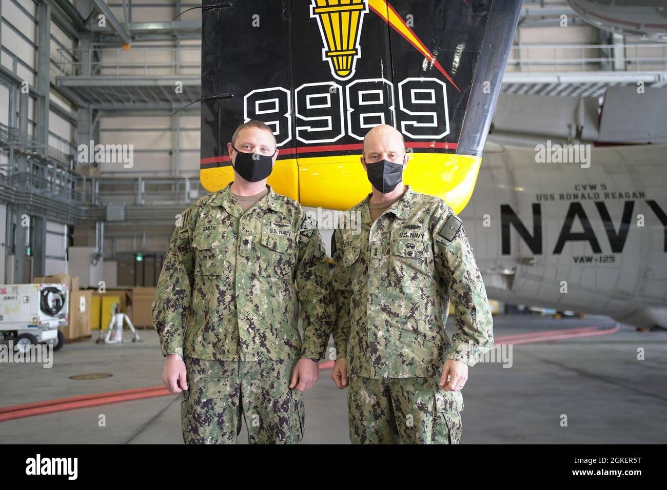 Le vice-amiral Bill Merz de la Marine américaine, à droite, commandant de la 7e flotte, participe à une visite du MCAS Iwakuni, au Japon, le 1er avril 2021. La direction a effectué des visites avec les escadrons qui composent l'escadre aérienne Carrier (CVW) 5, y compris les « Tigertilles » de l'escadron d'alerte précoce Carrier Airborne (VAW) 125 et les « hadowhawks » de l'escadre d'attaque électronique (VAQ) 141, ainsi que d'autres commandements de locataires. Le but de la visite était de se concentrer sur l'engagement avec les forces navales déployées à l'avant qui soutiennent la flotte. Banque D'Images