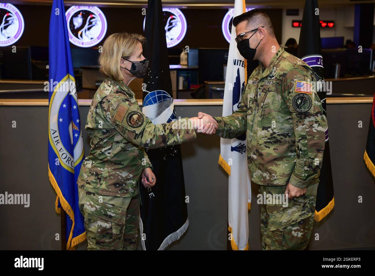 SCHRIEVER AFB, CoO. - le général de division Deanna Burt, commandant du Commandement de la composante spatiale de la Force combinée, Commandement spatial des États-Unis; et commandant adjoint du Commandement des opérations spatiales, de la Force spatiale des États-Unis, reconnaît le Sgt maître. Ryan Herter, chef principal des opérations actuelles de la Force opérationnelle interarmées et de la Défense spatiale, lors de sa visite à l'organisation le 1er avril à la base aérienne de Schriever, au Colorado. Herter s'est distingué en intervenant quand un homme soupçonné d'avoir une attaque diabétique a conduit de manière erratique sur la route devant lui. Personne n'a été blessé dans l'incident et la famille Herter a pu obtenir l'homme Banque D'Images