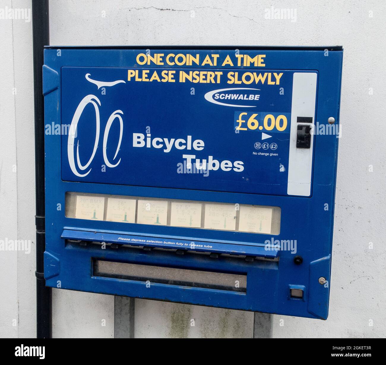 Distributeur de chambre à air intérieur de vélo, à l'extérieur d'un magasin  de vélo à Colyton, Devon, Angleterre, Royaume-Uni Photo Stock - Alamy