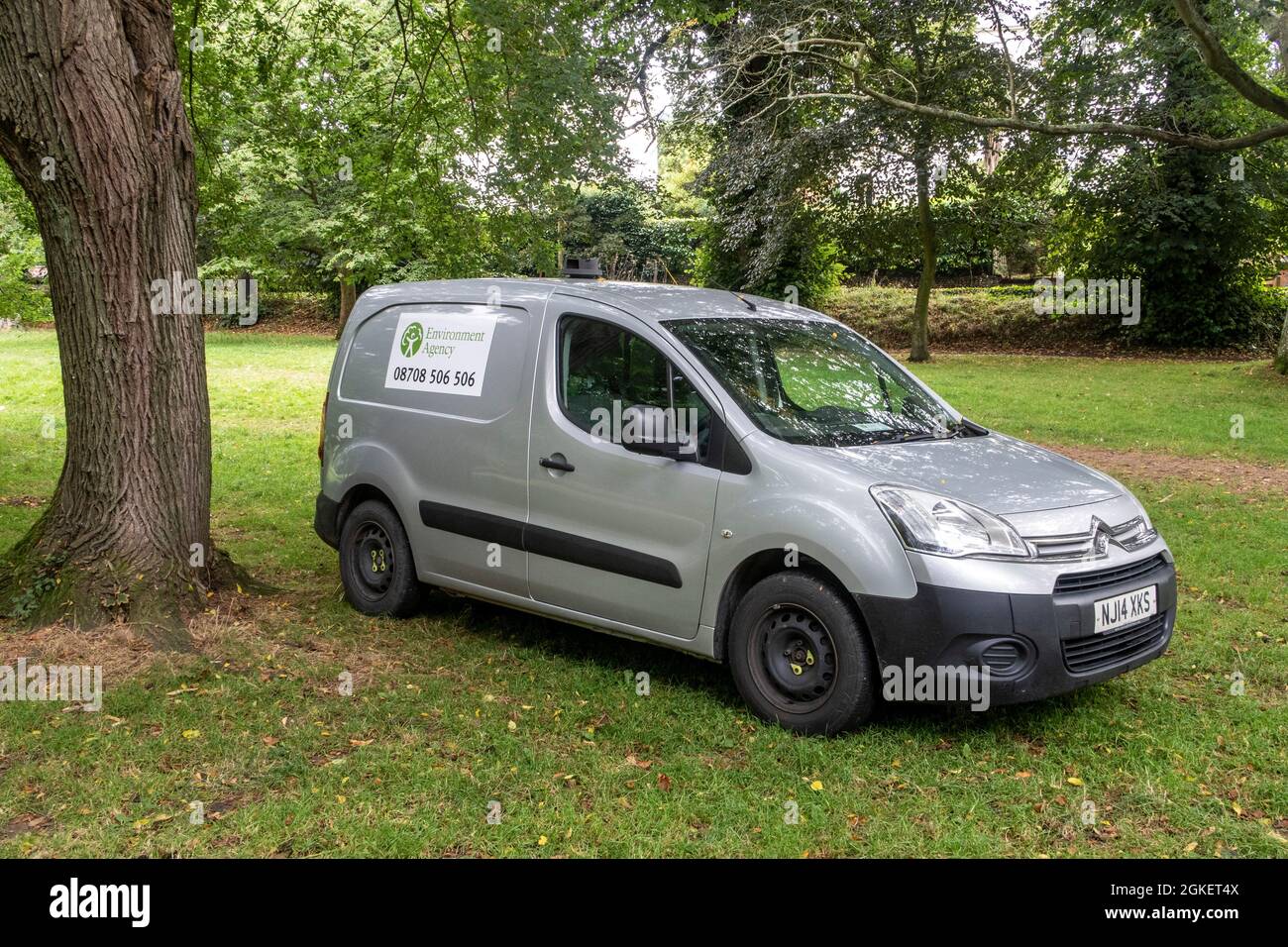 Véhicule de l'Agence de l'environnement stationné dans les Byes, à Sidmouth, comme début des travaux pour éliminer le limon de la rivière Sid. Banque D'Images