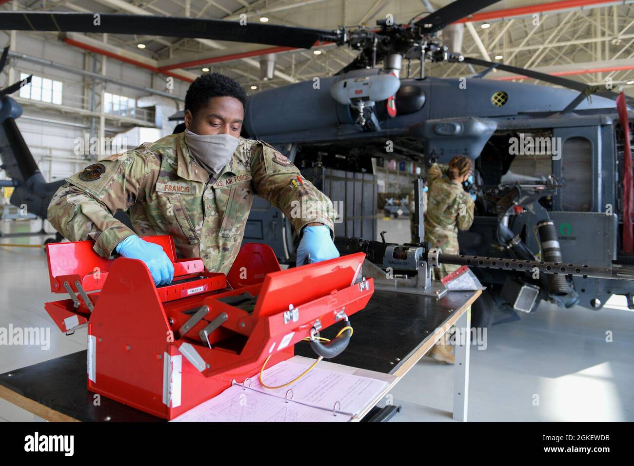 Sergent d'état-major de la Force aérienne des États-Unis Jordan Francis, 31e Escadron de maintenance d'aéronefs HH-60 membre de maintenance d'armement Pave Hawk, se prépare à assembler un système de canon de calibre .50 sur un HH-60 lors d'un exercice de génération et d'emploi rapide d'aéronefs (RAGE) à la base aérienne d'Aviano, en Italie, le 1er avril 2021. Les exercices DE RAGE comportent des démonstrations et des compétitions qui mettent en valeur la capacité de la base à communiquer, coordonner et exécuter des opérations de guerre. Banque D'Images