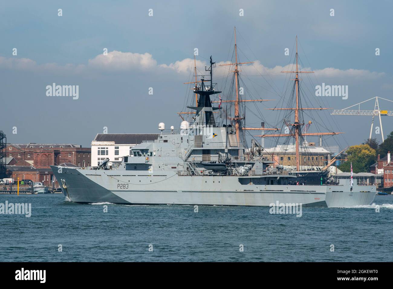 Portsmouth, Angleterre, Royaume-Uni. HMS Mersey P283 un navire de patrouille hauturière de classe fluviale protège les droits de pêche britanniques qui retourne au port de Portsmouth et passe Banque D'Images