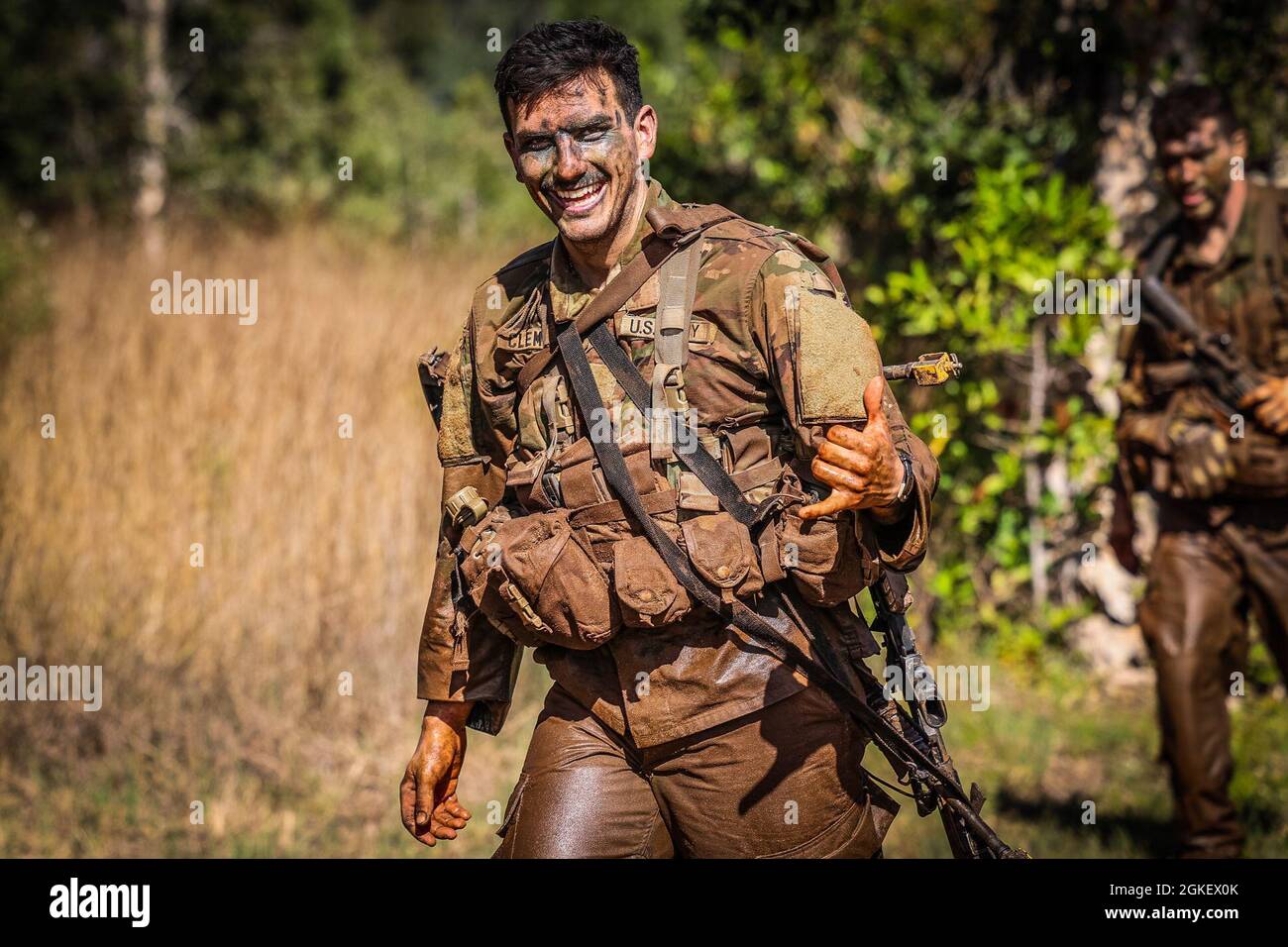 Les soldats affectés à la 25e division d'infanterie ont exécuté le Green Mile, un cours d'endurance physique qui a terminé leur entraînement pour le cours d'entraînement des opérations de la jungle, le 1er avril 2021 à l'Académie Lightning près de la caserne Schofield, à Hawaï. Le JOTC offre aux soldats une occasion unique d'apprendre et de certifier leurs compétences de survie dans un environnement de jungle. Banque D'Images