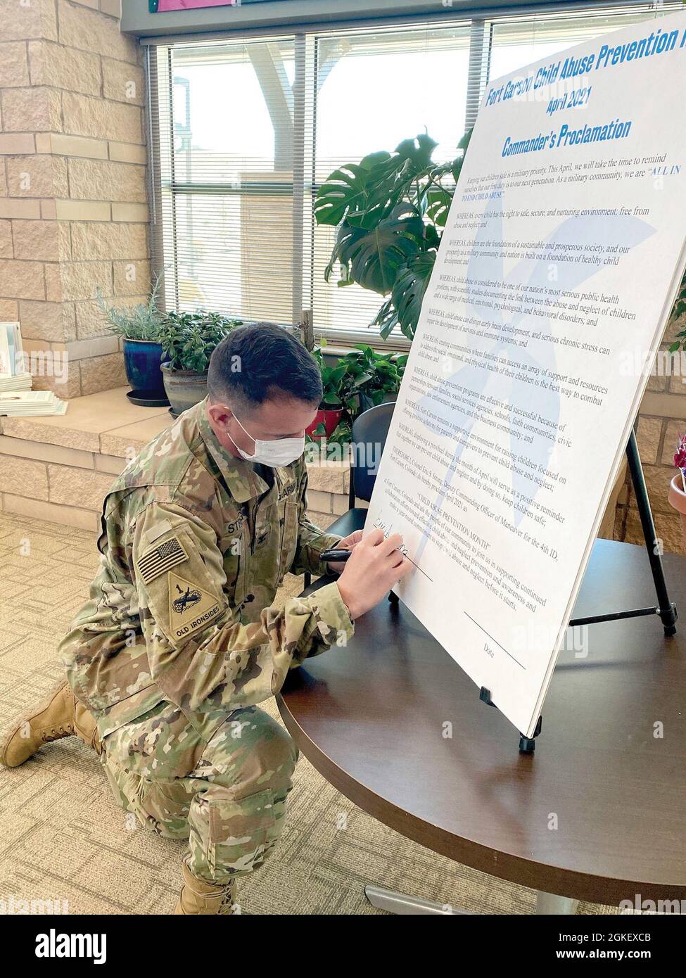FORT CARSON, Colorado — le colonel Eric S. Strong, commandant adjoint de la manœuvre, 4e Division d'infanterie, signe la proclamation du mois de la prévention de la violence envers les enfants de fort Carson le 1er avril 2021, à l'annexe du service communautaire de l'Armée de terre. Banque D'Images