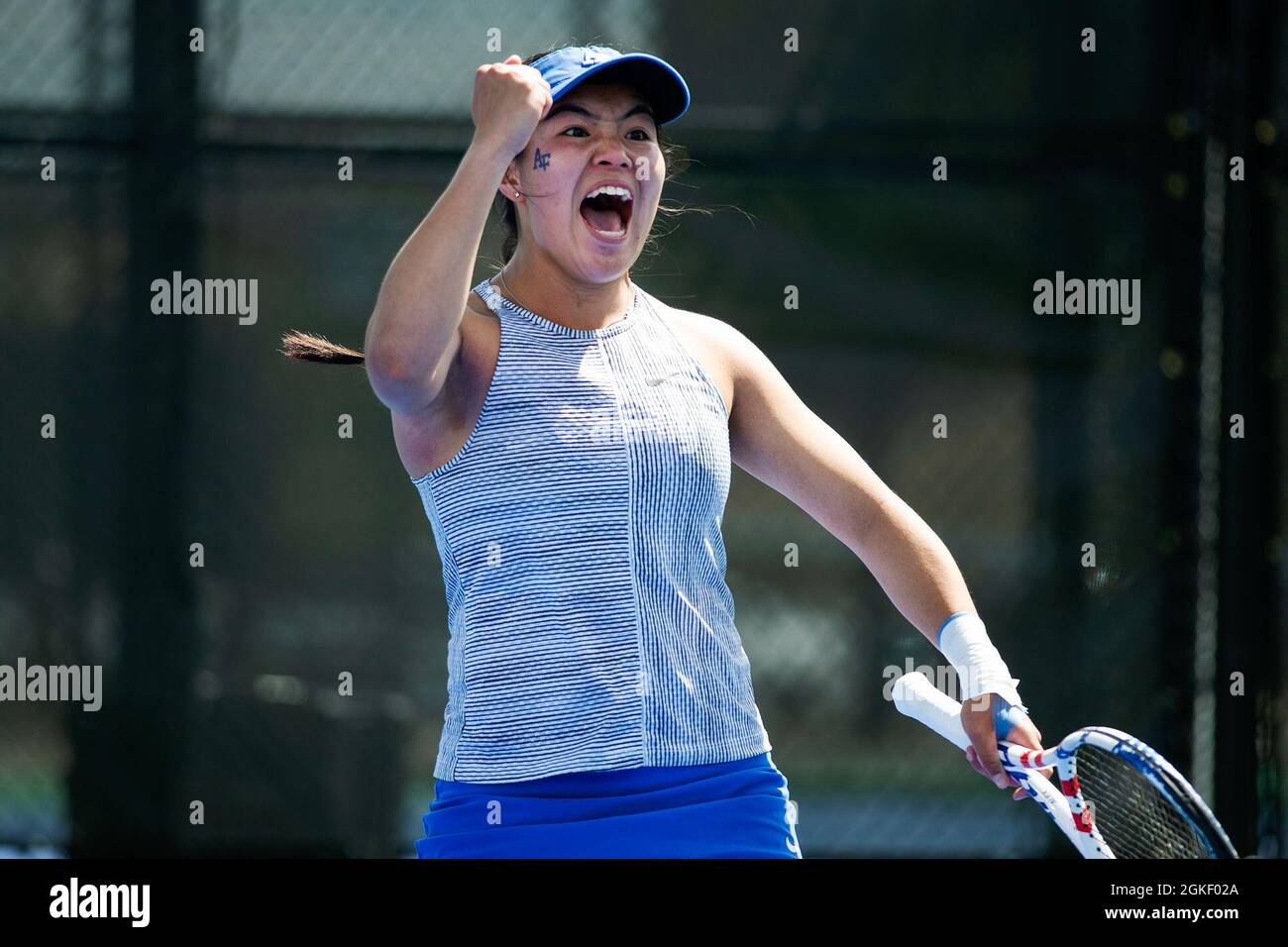 US Air Force Academy – Alex Kou, de la Force aérienne, célèbre un point de bataille acharné contre son adversaire de l’Université du Wyoming lors de leur match des célibataires le 02 avril 2021 sur les courts de tennis extérieurs de l’Air Force Academy. Air Force Women's tennis battu Wyoming 4-2. Banque D'Images