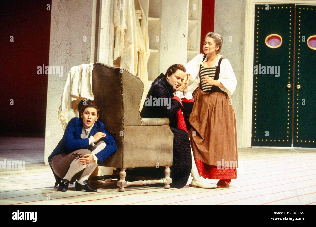 l-r: Marie-Ange Todorovitch (Cherubino), Andreas Schmidt (Comte Almaviva), Alison Hagley (Susanna) dans LE NOZZE DI FIGARO au Glyndeborne Festival Opera, East Sussex, Angleterre 28/05/1994 musique: Amadeus Mozart libretto: Lorenzo Da chef d'orchestre: Bernard Haitink conception: John Collins Glyndeborne Directeur d'éclairage: Stephen Weston: Pat Jenny, directeur d'éclairage Banque D'Images