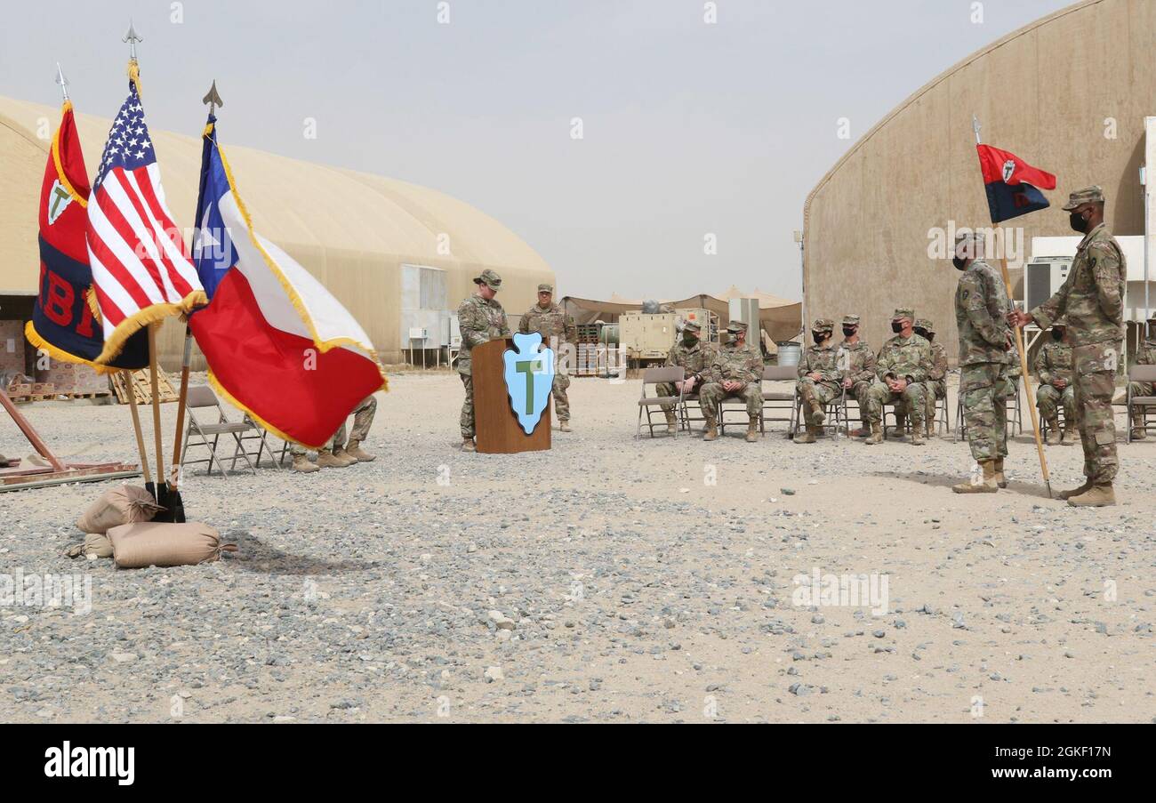 Le capitaine Sarah Ryan, la nouvelle commandante de la Compagnie d'Intelligence et de soutien, Task Force Spartan, parle de ses aspirations en tant que commandante de la compagnie, le 3 avril 2021, lors d'une cérémonie de changement de commandement au Camp Arifjan, au Koweït. Ryan était auparavant responsable du renseignement Open Source pour le G-2, Task Force Spartan, avant de reprendre ses fonctions de commandant de la société I&S. Banque D'Images