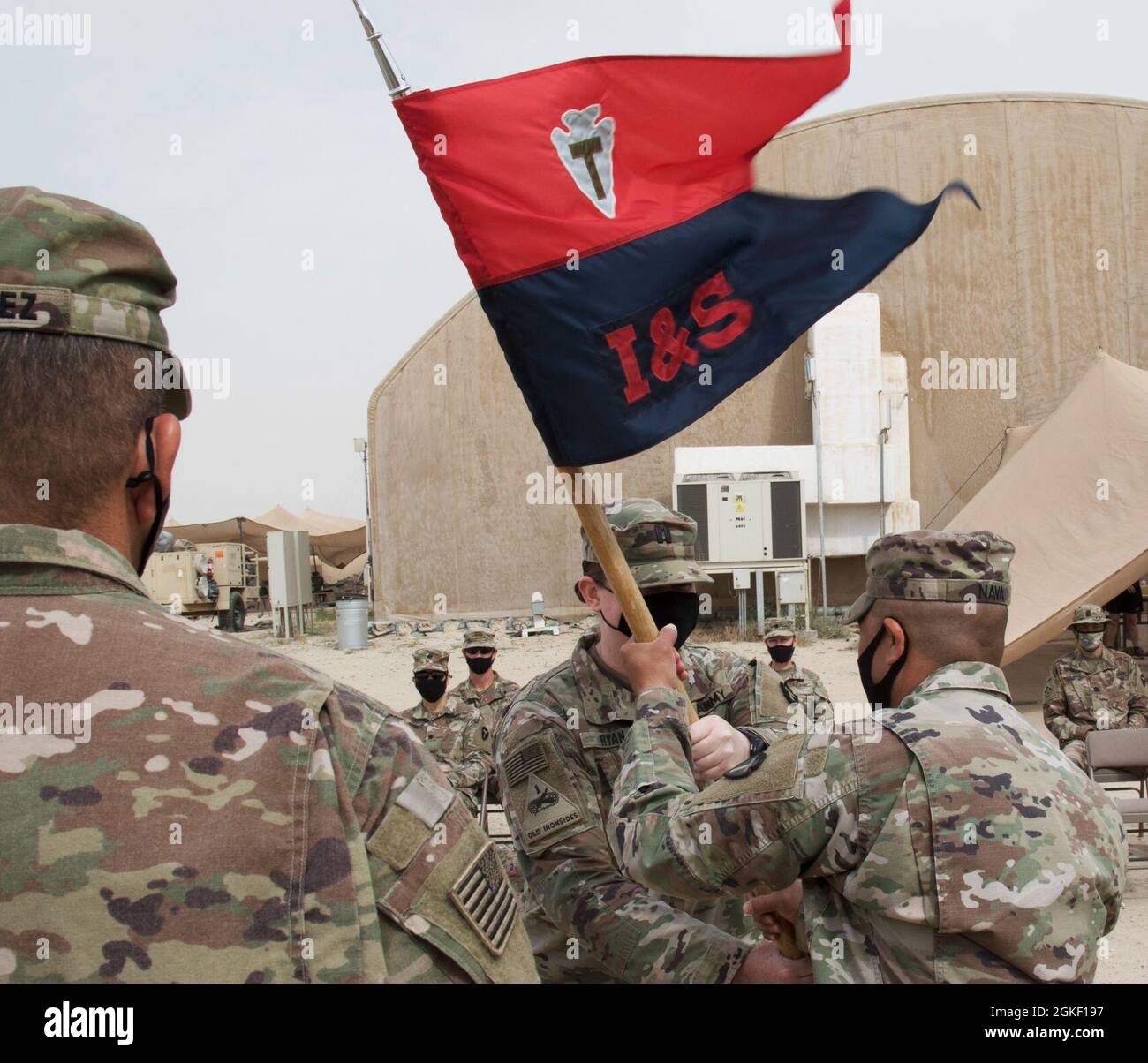 Le capitaine Sarah Ryan, commandant entrant de la compagnie de renseignement et de soutien, Task Force Spartan, remet les lignes directrices de la compagnie au 1er Sgt. Felix Nava, premier sergent de la société I&S, lors d'une cérémonie de changement de commandement, le 3 avril 2021, au Camp Arifjan, au Koweït. Ryan était auparavant l'officier du renseignement open source en charge du G-2, Task Force Spartan, avant de reprendre ses premières fonctions en tant que commandant de la société I&S. Banque D'Images