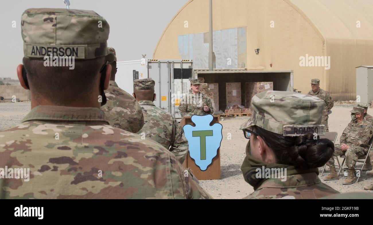 Le capitaine Sarah Ryan, la nouvelle commandante de la Compagnie d'Intelligence et de soutien, Task Force Spartan, parle de ses aspirations en tant que commandante de la compagnie, le 3 avril 2021, lors d'une cérémonie de changement de commandement au Camp Arifjan, au Koweït. Ryan était auparavant responsable du renseignement Open Source pour le G-2, Task Force Spartan, avant de reprendre ses fonctions de commandant de la société I&S. Banque D'Images