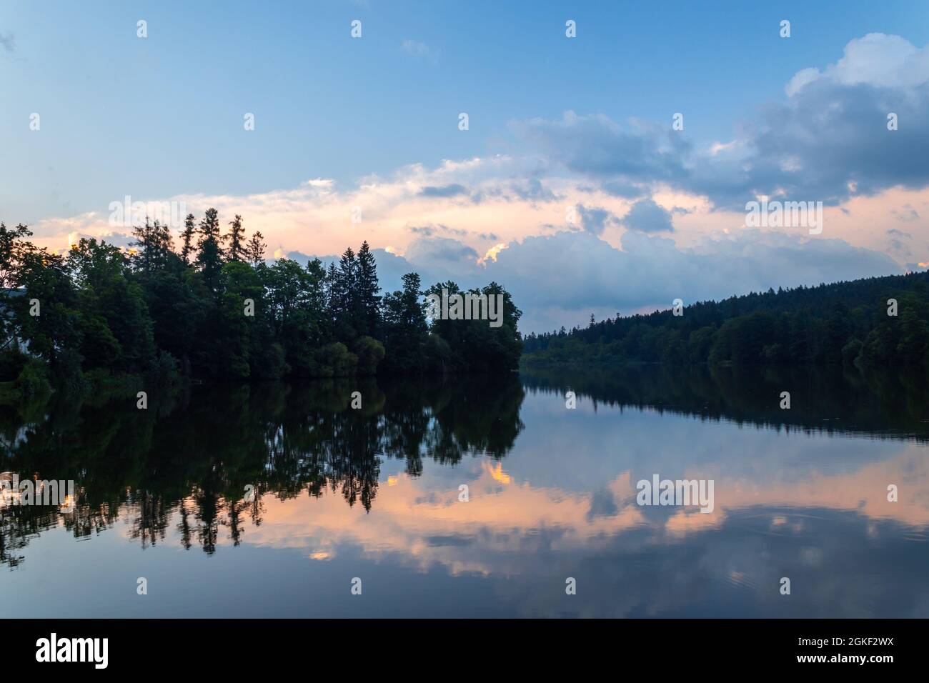Coucher de soleil sur le lac, Zdar nad Sazavou, république Tchèque Banque D'Images