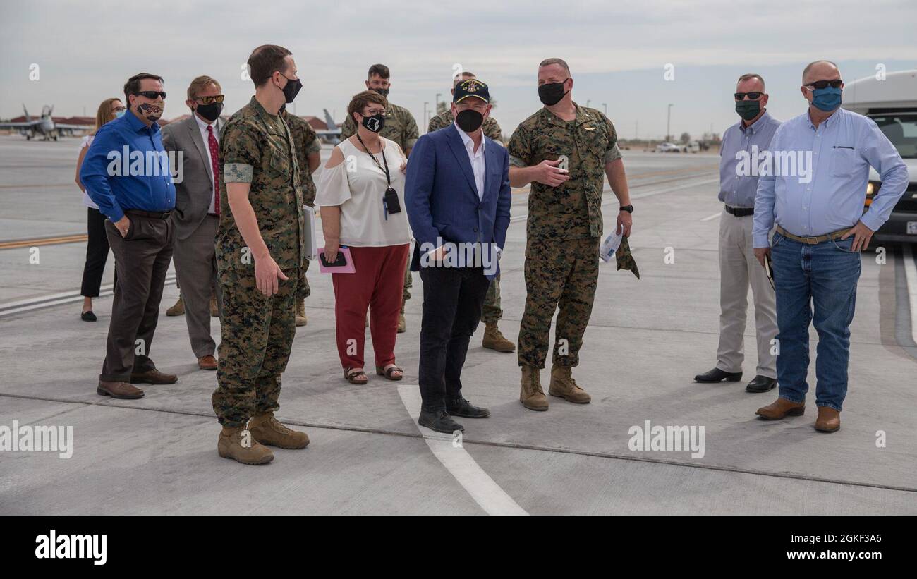 Le sénateur américain de l'Arizona Mark Kelly (au centre) visite la Marine corps Air Station (MCAS) Yuma (Arizona), le 5 avril 2021. Le sénateur Kelly a visité le MCAS Yuma pour se familiariser avec l'état actuel de la station aérienne. Banque D'Images
