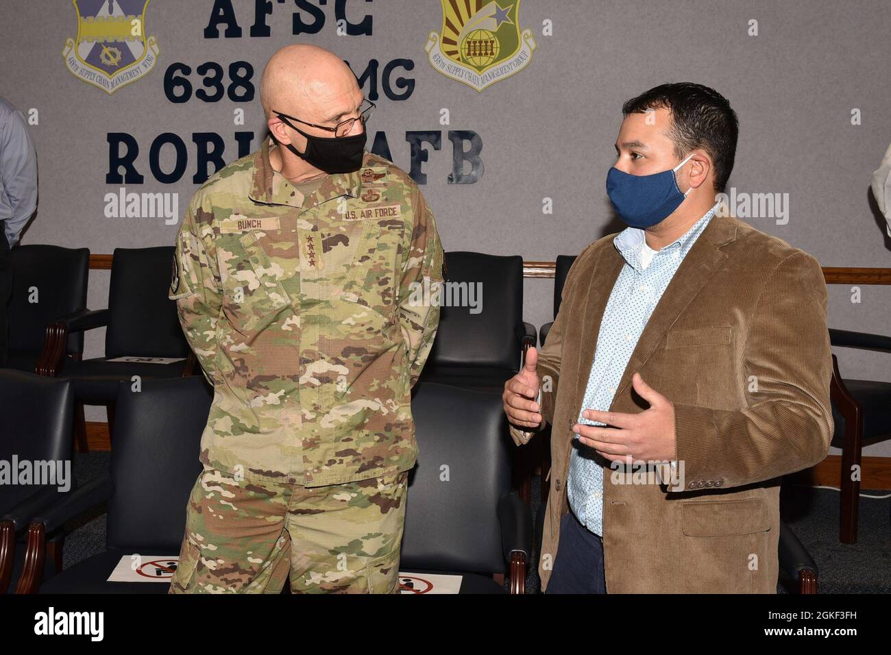 BASE AÉRIENNE DE ROBINS, Géorgie – le général Arnold W. Bunch, Jr., commandant du Commandement du matériel de la Force aérienne, discute avec René Esquivel, 410e Escadron de gestion de la chaîne d’approvisionnement, avant de lui présenter une pièce de monnaie lors de la visite du général à la base aérienne de Robins, en Géorgie, le 5 avril 2021. Esquivel a été reconnu pour son dévouement exceptionnel et ses contributions à la mission de la Force aérienne. Banque D'Images