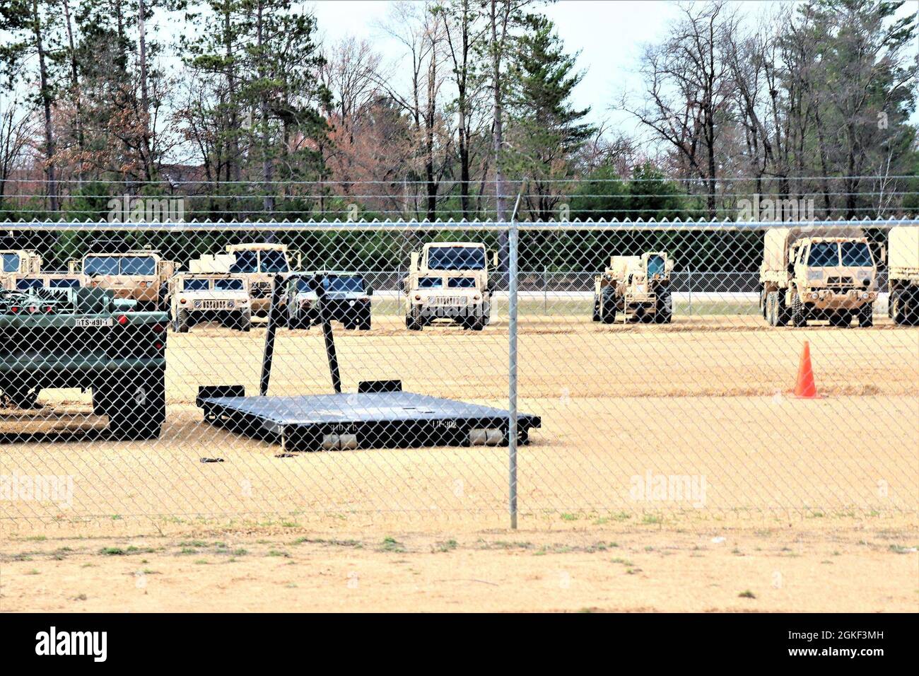 Les véhicules et l’équipement militaires utilisés pour l’entraînement sont présentés le 5 avril 2021 au complexe d’entraînement régional d’entretien du site d’entraînement de fort McCoy, dans le Wisconsin. RTS-Maintenance forme chaque année des centaines de soldats dans les MOS de la série 91 de l’Armée de terre et soutient administrativement l’entraînement des soldats dans le MOS 89B. L'unité s'aligne sous la 3e Brigade (Ordnance), la 94e Division du 80e Commandement de l'entraînement, et est située au centre de la zone du cantonnement avec un complexe entier pour l'entraînement. Banque D'Images