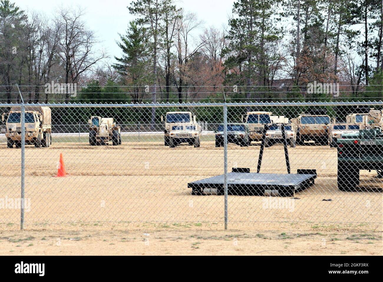 Les véhicules et l’équipement militaires utilisés pour l’entraînement sont présentés le 5 avril 2021 au complexe d’entraînement régional d’entretien du site d’entraînement de fort McCoy, dans le Wisconsin. RTS-Maintenance forme chaque année des centaines de soldats dans les MOS de la série 91 de l’Armée de terre et soutient administrativement l’entraînement des soldats dans le MOS 89B. L'unité s'aligne sous la 3e Brigade (Ordnance), la 94e Division du 80e Commandement de l'entraînement, et est située au centre de la zone du cantonnement avec un complexe entier pour l'entraînement. Banque D'Images