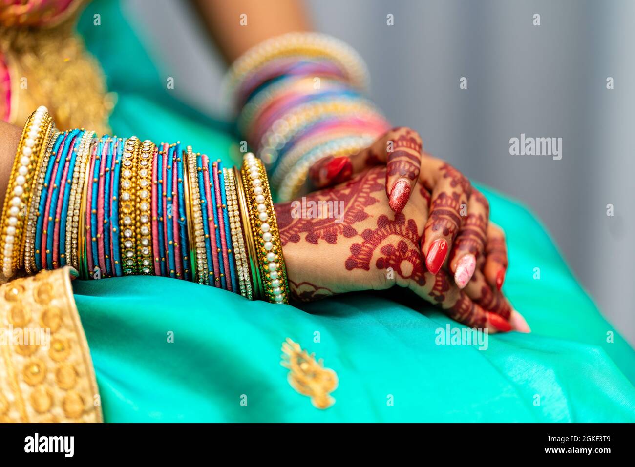 Gros plan sur le poignet d'une femme indienne avec beaucoup de bracelets  les couvrant et des tatouages sur ses mains Photo Stock - Alamy