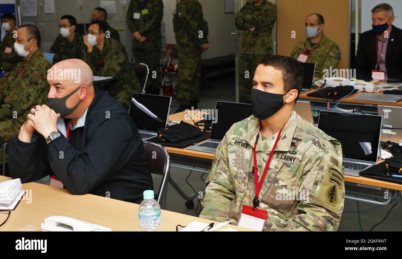 Les membres de l'Armée de terre des États-Unis et de la Force d'autodéfense du Japon ont commencé la conférence de planification initiale de Yama Sakura 81 au Camp Itami le 6 avril. Cette année, Yama Sakura s'appuiera sur l'exercice réussi de l'année dernière en augmentant la complexité du scénario et aura une plus grande participation des forces aériennes, maritimes, spatiales et des opérations spéciales à l'appui du commandement de la composante terrestre. Yama Sakura 81 sera le plus important exercice bilatéral et conjoint de commandement entre les États-Unis et le Japon qui permettra aux participants de travailler en tant que partenaires dévoués à l'appui de l'alliance de sécurité entre les États-Unis et le Japon et pour la paix continue Banque D'Images