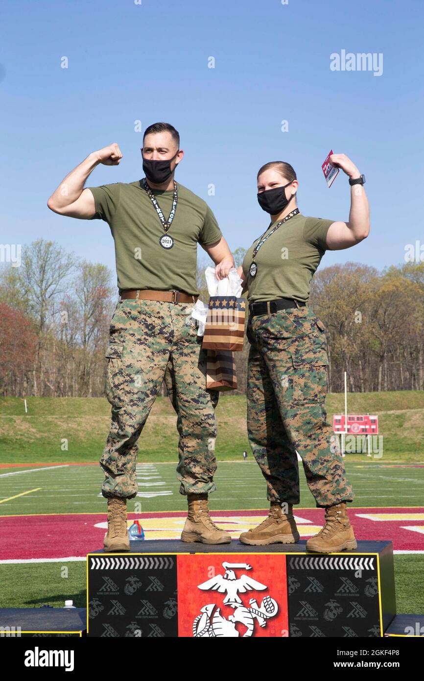 U.S. Marine corps MSGT. Stacie Crowther et GySgt. Christian Tetzlaf avec la base des Marines corps Quantico, place première dans la compétition d'entraînement par intervalles de haute intensité parmi leur groupe d'âge au stade Butler, base des Marines corps Quantico, Virginie, 6 avril 2021. Marines a participé à divers événements lors du concours HIIT. Banque D'Images