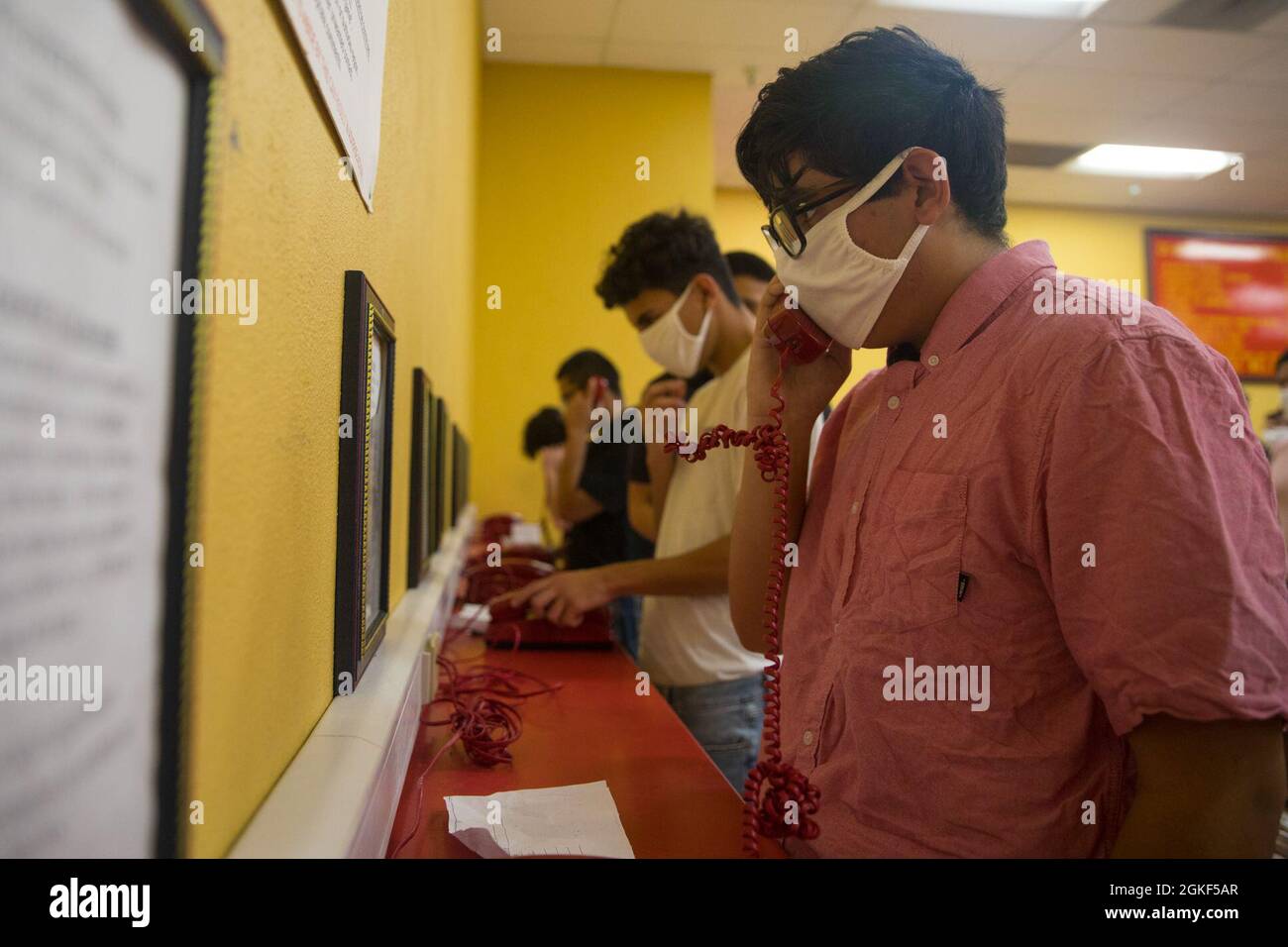 RCT. Isiah R. Chavarria, avec Alpha Company, 1er Bataillon d'entraînement des recrues, fait son appel téléphonique à la maison lors de la réception au Marine corps Recruit Depot, San Diego, le 6 avril 2021. La prochaine fois que ces recrues contacteront leurs familles sera par la poste dans 2-3 semaines. RCT. Chavarria est originaire de Norwalk, en Californie, il a été recruté à l'extérieur de RS Los Angeles. Banque D'Images