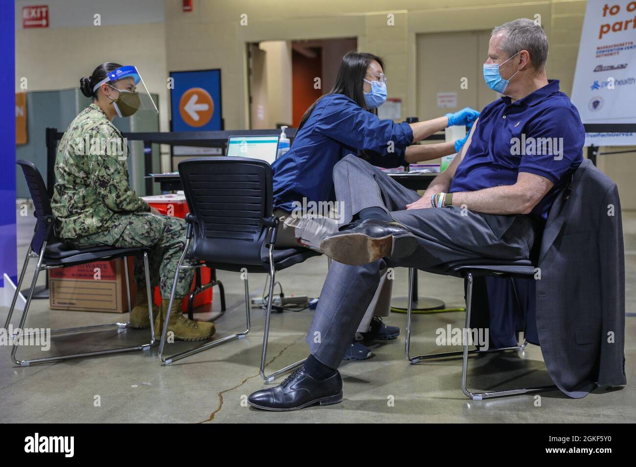 Gov. Du Massachusetts Charles Duane Baker, Jr. (À droite) se prépare à recevoir un vaccin COVID-19, de la part d'Emily Gan (au centre), responsable clinique de la vaccination au Service d'ambulance de Cataldo, Et le marin de la marine américaine Jazzyle Bugagon (à gauche), un hospitalman affecté au Naval Medical Center Portsmouth, en Virginie, au Hynes Convention Center COVID-19 Community Vaccine Centre à Boston, le 6 avril 2021. Des membres du service américain de partout au pays sont déployés à l'appui des efforts fédéraux d'intervention contre les vaccins du ministère de la Défense. Le Commandement du Nord des États-Unis, par l'intermédiaire de l'Armée du Nord des États-Unis, demeure engagé à fournir le continent Banque D'Images