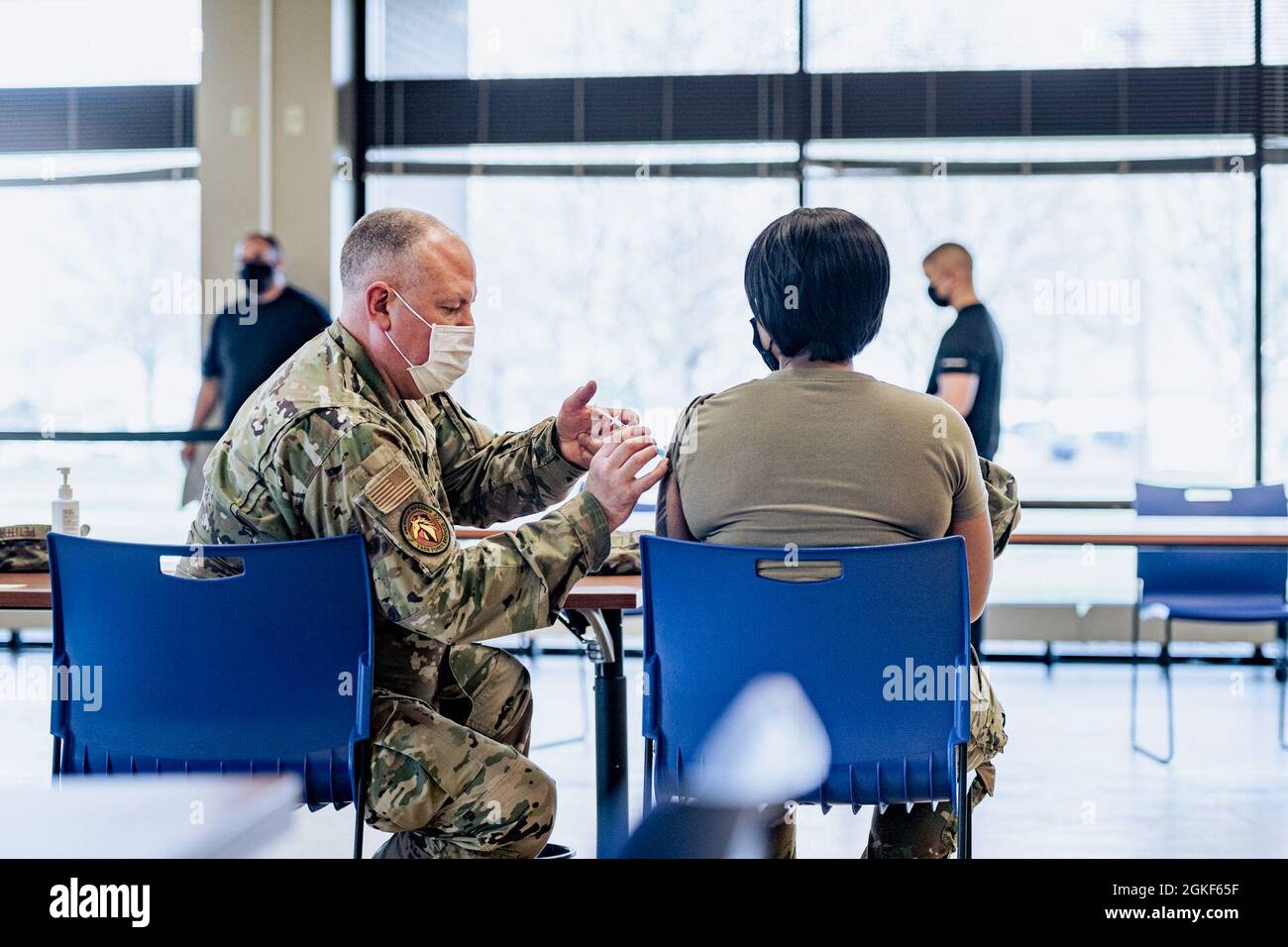 U.S. Air Force Tech. Sgt. Les Petitpren, qui travaille actuellement au sein de la Task Force Bronco COVID-19 du Michigan, équipe de vaccination et d’essais (CVTT), administre le vaccin COVID-19 aux résidents de la collectivité au cours d’une clinique de vaccination tenue à la 110e Escadre, à Battle Creek (Michigan), le 6 avril 2021. Les CVTT de la Garde nationale du Michigan augmentent les organismes de soins de santé locaux, comme demandé, dans la prestation et l'administration de la vaccination aux Michiganders. Banque D'Images