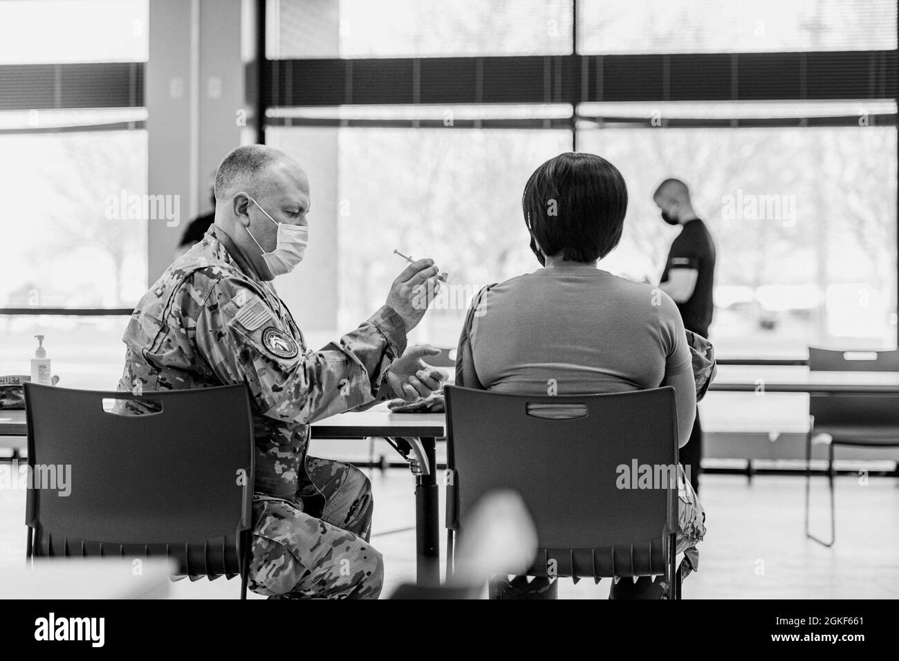 U.S. Air Force Tech. Sgt. Les Petitpren, qui travaille actuellement au sein de la Task Force Bronco COVID-19 du Michigan, équipe de vaccination et d’essais (CVTT), administre le vaccin COVID-19 aux résidents de la collectivité au cours d’une clinique de vaccination tenue à la 110e Escadre, à Battle Creek (Michigan), le 6 avril 2021. Les CVTT de la Garde nationale du Michigan augmentent les organismes de soins de santé locaux, comme demandé, dans la prestation et l'administration de la vaccination aux Michiganders. Banque D'Images