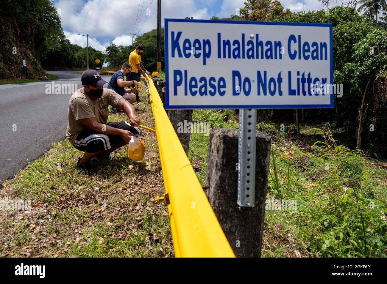 INALÅHAN, Guam (le 9 mars 2021) des marins affectés au commandant de l'escadron sous-marin 15 peignent un rail de garde lors d'un événement de bénévolat axé sur la propreté de l'environnement et la sécurité du village. CSS-15 est responsable de la formation, du matériel et du soutien de préparation du personnel à plusieurs commandes sous-marines d'attaque rapide de classe Los Angeles situées à Polaris point, base navale de Guam. Banque D'Images